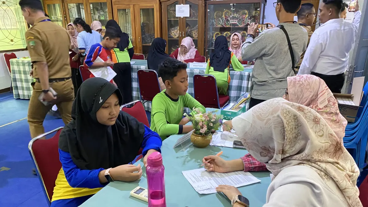 KESEHATAN: Siswa SMPN 1 Blora melakukan pemeriksaan dengan dokter di program Cek Kesehatan Gratis (CKG).