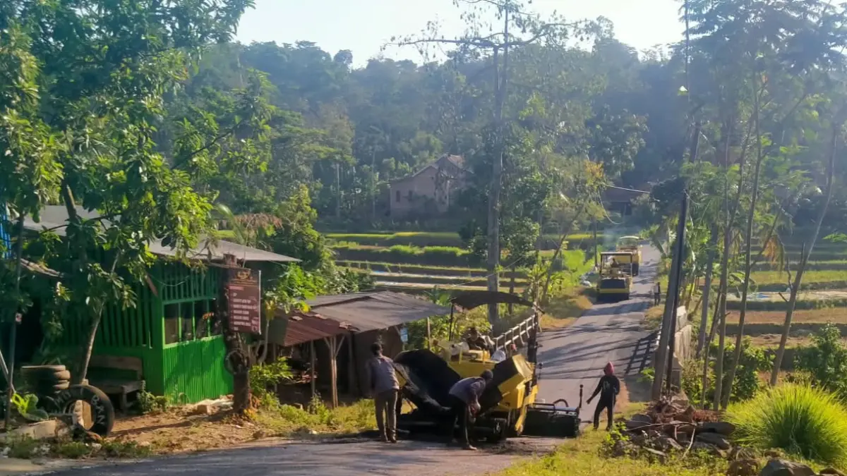 LEMBUR: Para pekerja bekerja 12 jam pada Kamis (27/8) sejak pukul 09.00 hingga 21.00.