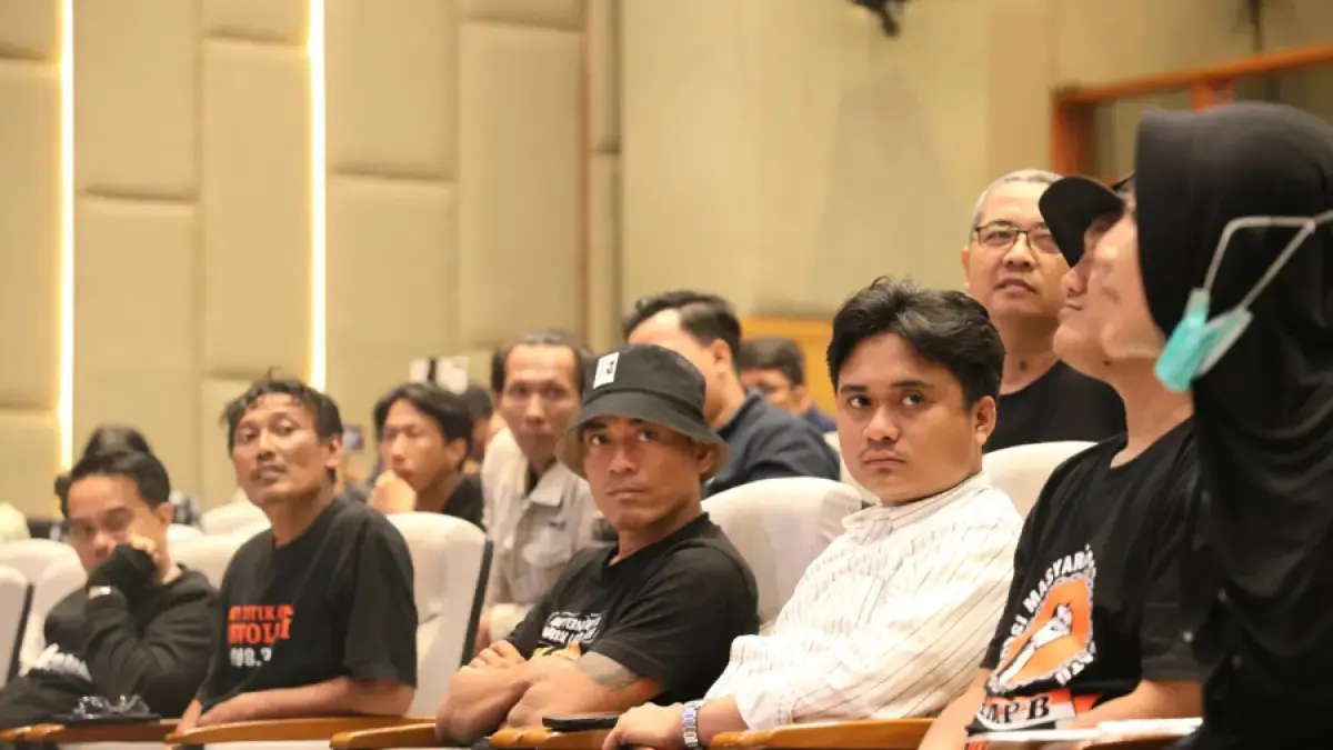 Massa yang dipimpin Koordinator AMPB Supriyono alias Botok bertemu dengan pimpinan DPR yang di Pimpin Wakil Ketua DPR RI Sumi Daco di Gedung DPR, Jakarta, Kamis (27/8/2026). (Dery Ridwansah/ JawaPos.com)