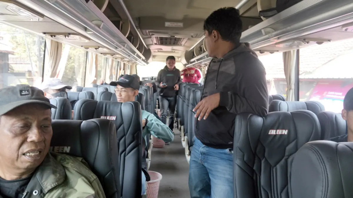 MENYUSUL BOTOK DKK: Masyarakat Pati mulai bersiap berangkat ke Jakarta menggunakan bus di Jalan Syeh Jangkung, Pati, kemarin. (ANDRE FAIDHIL FALAH/RADAR KUDUS)