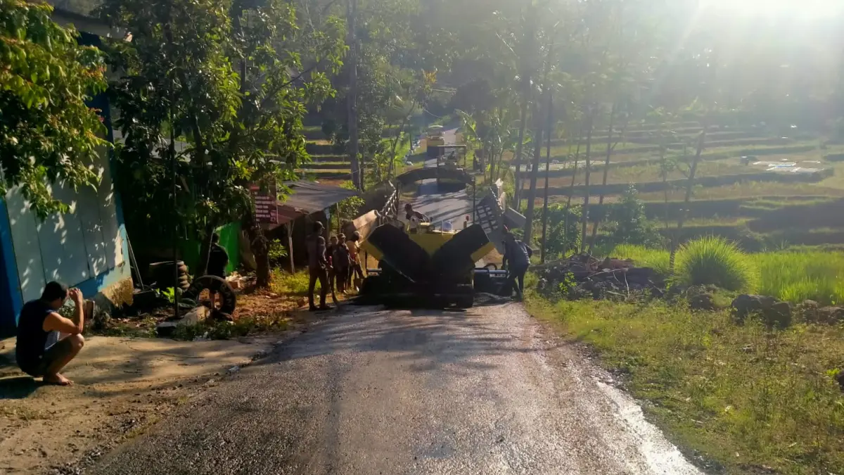 MERAYAP: Proses pengaspalan jalan ruas Damarwulan - Kaliombo menuju Desa Tempur Kecamatan Keling dikebut pada Kamis (27/8) sejak pukul 09.00 hingga 21.00.&nbsp;(CAMAT KELING UNTUK RADAR KUDUS)