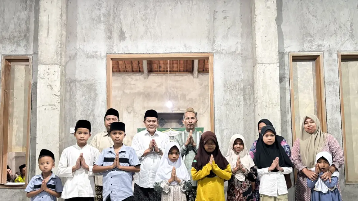 MOMENTUM: Ketua DPRD Jepara Agus Sutisna menghadiri Maulid Nabi di Bugel sekaligus meresmikan gedung TPQ Nurul Huda dan menyantuni 10 anak yatim.
