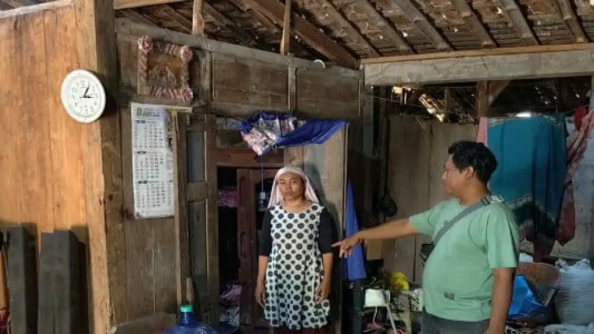 OLAH TKP – Warga Desa Pulongrambe, Tawangharjo di lokasi pencurian uang di Desa setempat. 