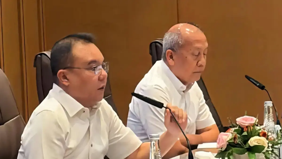 Pimpinan DPR RI Sufmi Dasco Ahmad dan Saan Mustopa saat menerima audiensi perwakilan Aliansi Masyarakat Pati Bersatu (AMPB) di Kompleks Parlemen, Senayan, Jakarta, Kamis (27/8). (Muhamad Ridwan/JawaPos.com)
