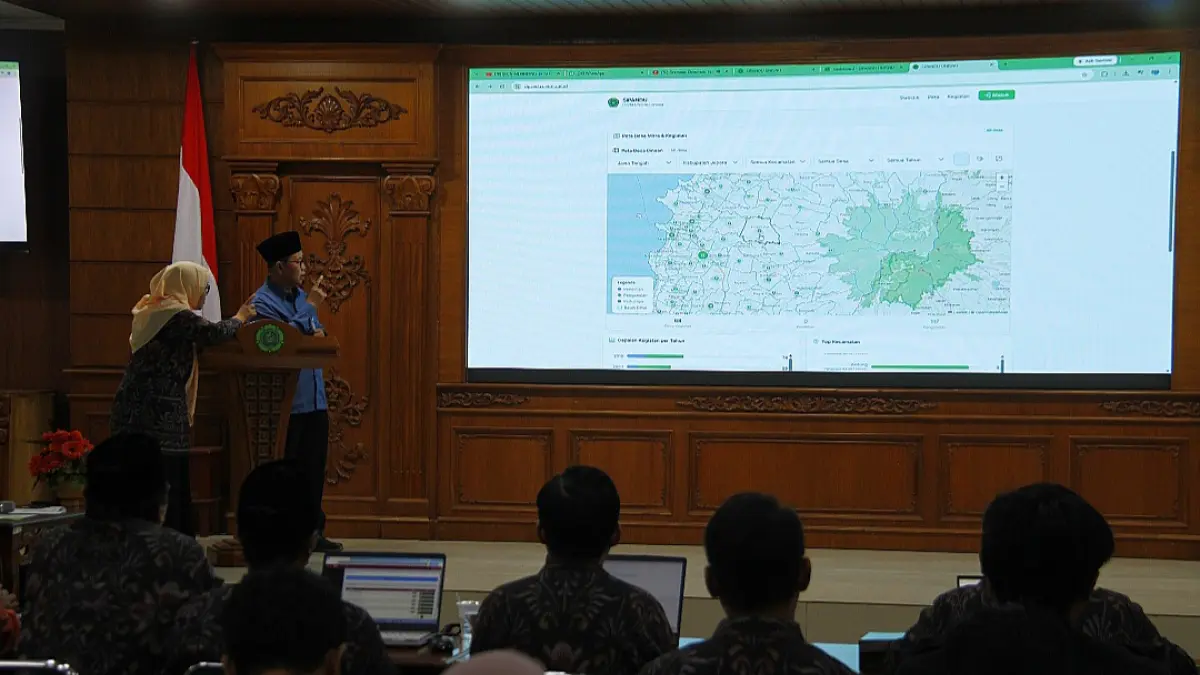 PRODUKTIF: Kepala LPPM dan Rektor Unisnu Jepara Abdul Djamil mendiseminasikan hasil penelitian dan pengabdian kepada masyarakat pada Kamis (27/8).