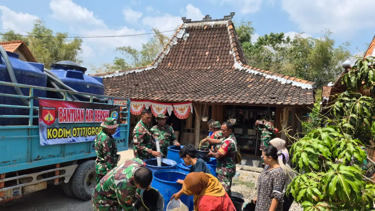 SOSIAL: Koramil 10/Ngaringan saat menyalurkan air bersih ke warga Desa Sarirejo Kecamatan Ngaringan.