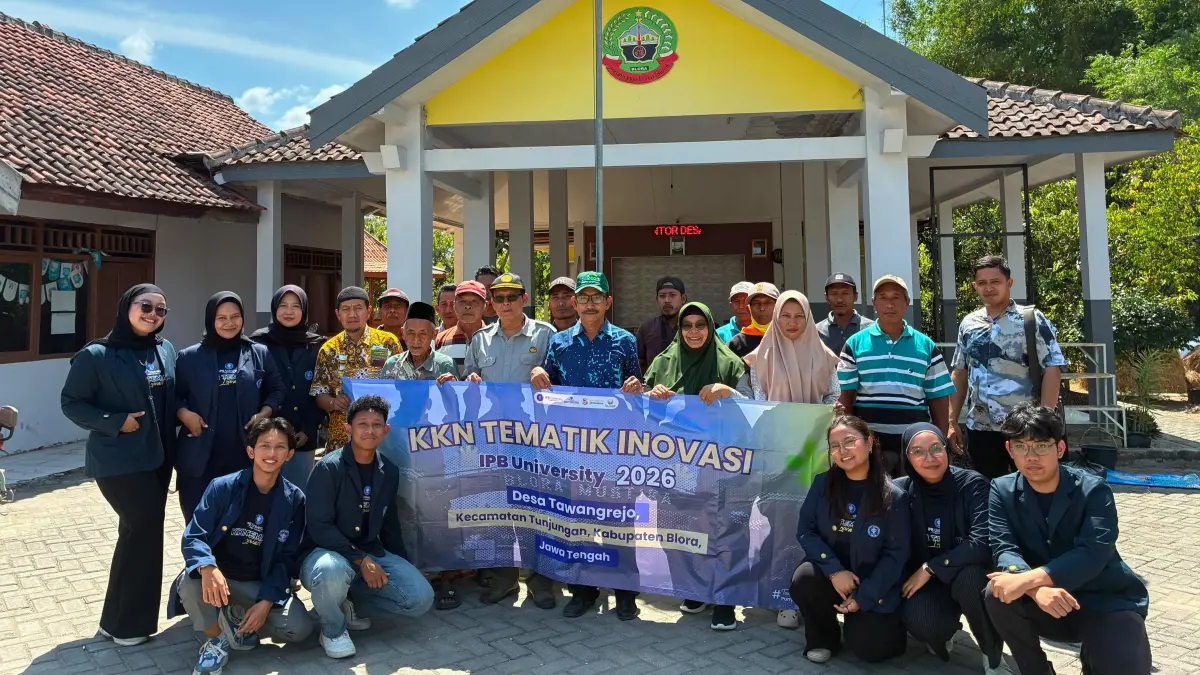 SOSIALISASI : KKN-T IPB University berfoto bersama dengan sejumlah petani untuk kegiatan Sosialisasi dan Praktik Pembuatan Emposan Organik dan Silase di Desa Tawangrejo, Kecamatan Tunjungan.