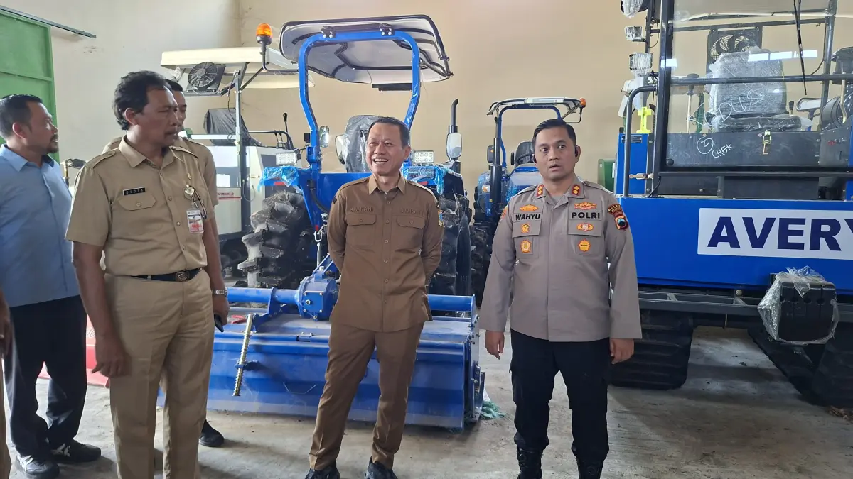 TINJAU: Bupati Kudus Sam’ani Intakoris meninjau Alsintan di Gudang BPP belum lama ini. (ANDIKA TRISNA SAPUTRA/RADAR KUDUS)
