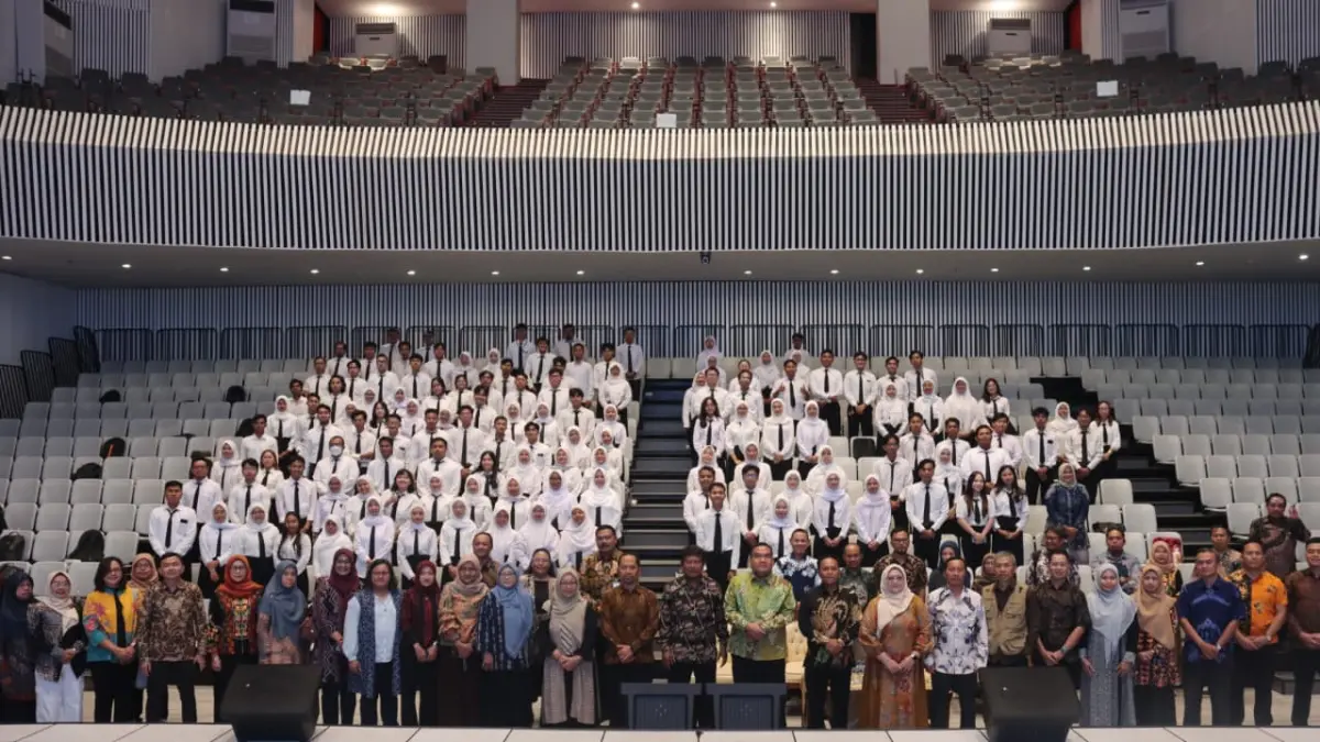 ANTUSIAS: Bupati Blora Arief Rohman saat foto bersama dengan jajaran civitas akademika di Universitas Brawijaya usai menjadi narasumber dalam kegiatan Orientasi Pendidikan Mahasiswa Baru Program Pascasarjana Fakultas Bioindustri Pertanian dan Kehutanan Universitas Brawijaya, Kamis (27/8).