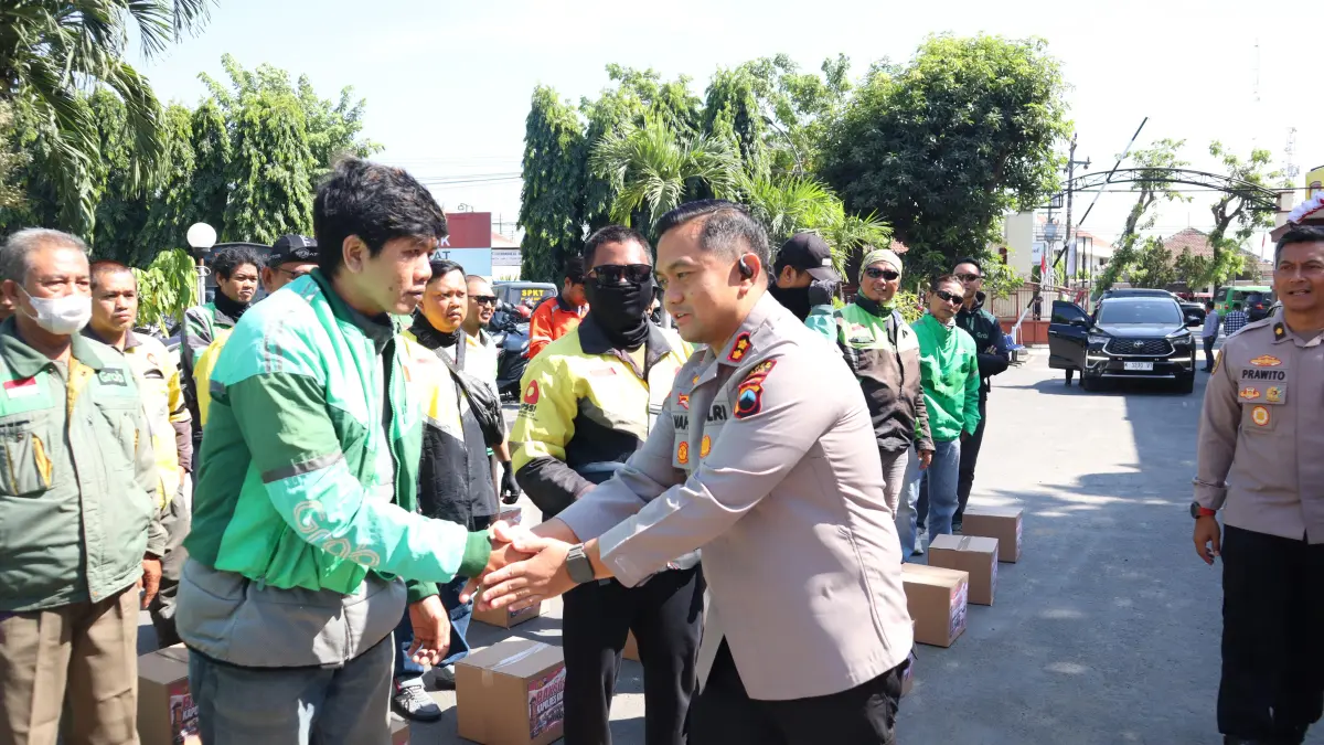AKRAB: Sebanyak 350 paket sembako dibagikan Kapolres Kudus AKBP Wahyu Sulistyo kepada komunitas ojek online (Ojol) Kabupaten Kudus sebagai bentuk apresiasi sekaligus kepedulian terhadap para pengemudi yang setiap hari bekerja di jalanan.