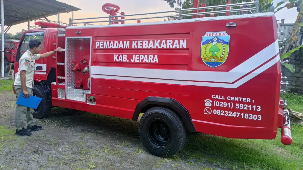 BENING: Armada Damkar Jepara diservis secara bertahap di salah satu bengkel di Magelang.&nbsp;(DAMKAR JEPARA UNTUK RADAR KUDUS)&nbsp;