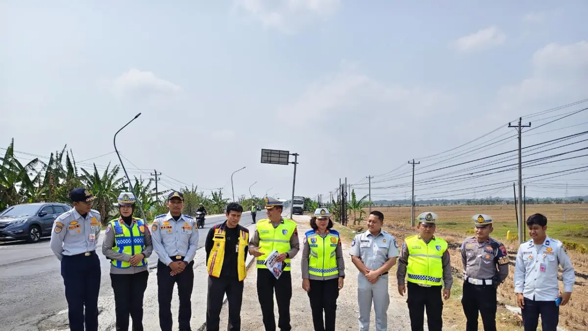 CEK LAPANGAN – Anggota Ditlantas Polda Jateng dan Satlantas Polres Grobogan survey jalan rusak Purwodadi – Semarang. 