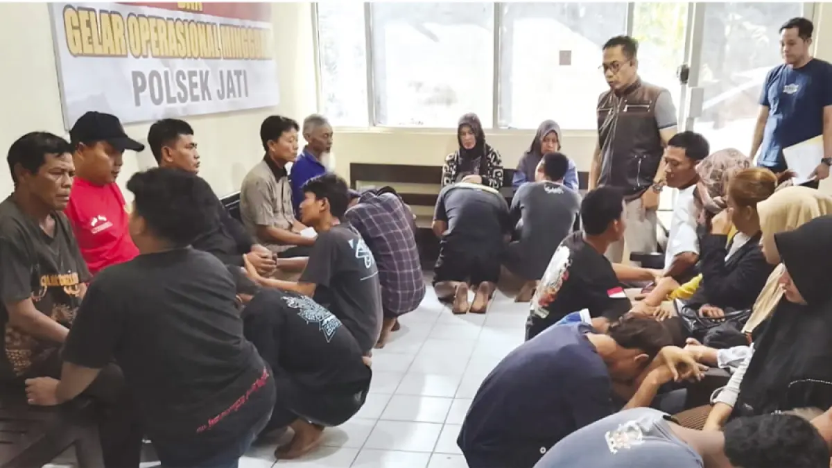 EFEK JERA: Sebanyak 11 remaja meminta maaf kepada orang tuanya dengan disaksikan Kapolsek Jati AKP Subkhan. (POLSEK JATI UNTUK RADAR KUDUS)
