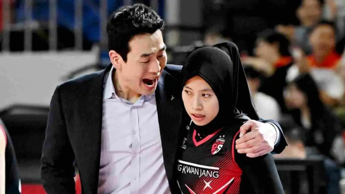 Koo He Jin saat melatih Red Sparks dan Megawati.