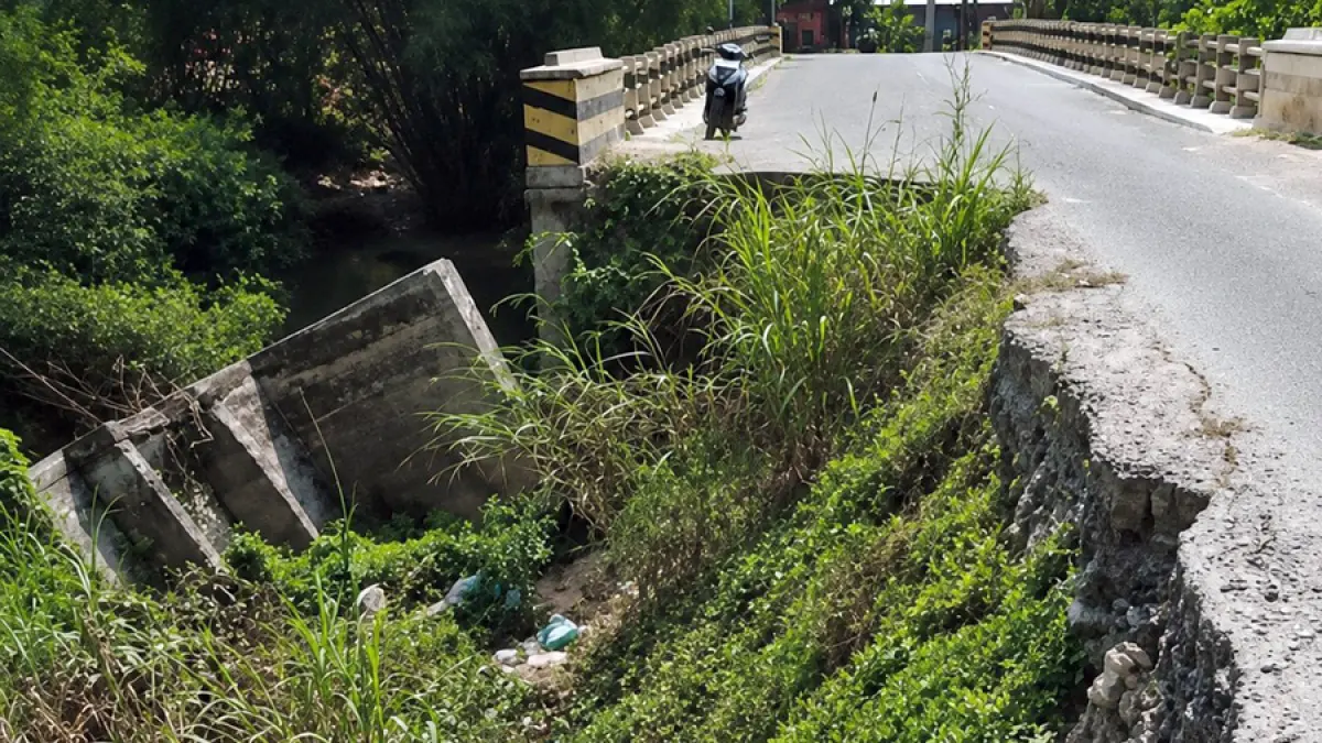 LAMBAT: Kondisi Jembatan Sumber, Kecamatan Kradenan, yang hingga&nbsp;kini belum diperbaiki. (EKO SANTOSO/RADAR KUDUS)