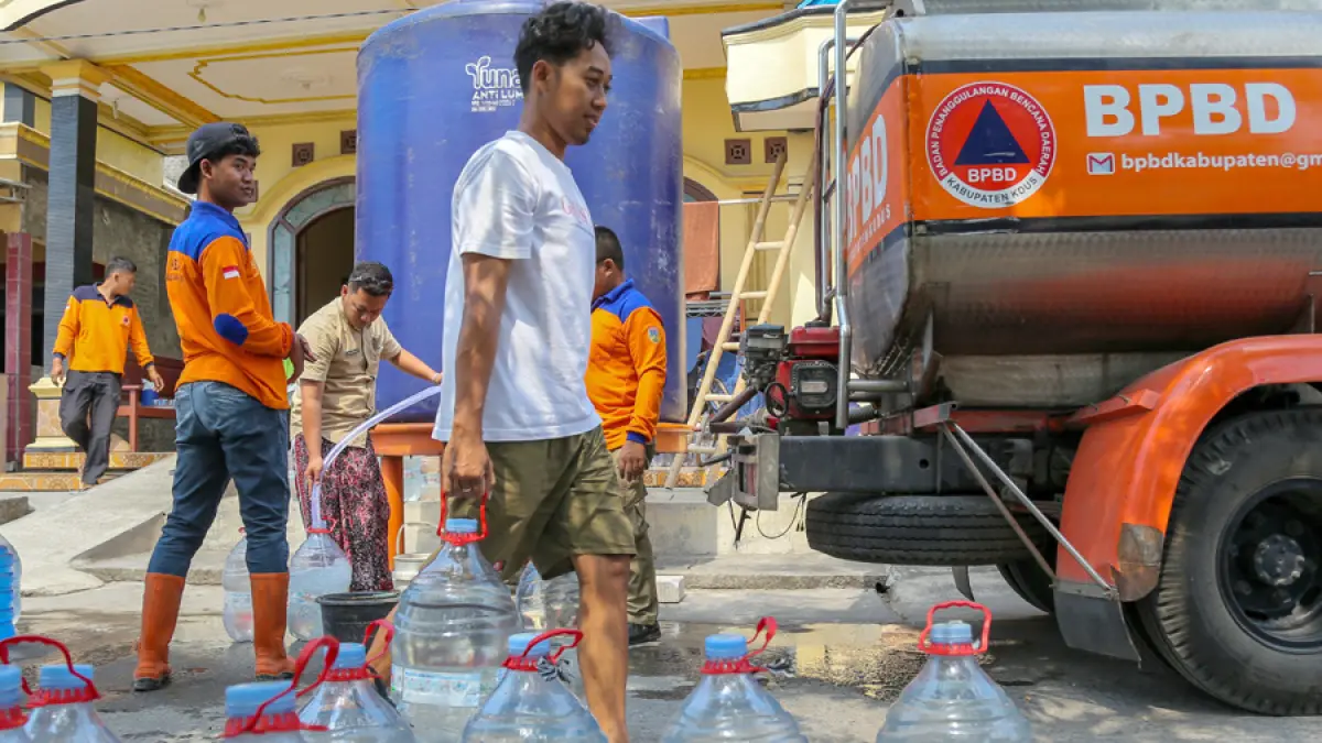 MELUAS: BPBD Kudus menyalurkan bantuan air bersih ke Desa Glagahwaru. (GALIH ERLAMBANG W/ Radar Kudus)