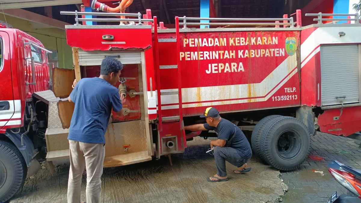 SERVICE TOTAL: Kondisi armada Damkar Jepara tengah dilakukan proses perawatan menyeluruh. (DAMKAR JEPARA UNTUK RADAR KUDUS)&nbsp;