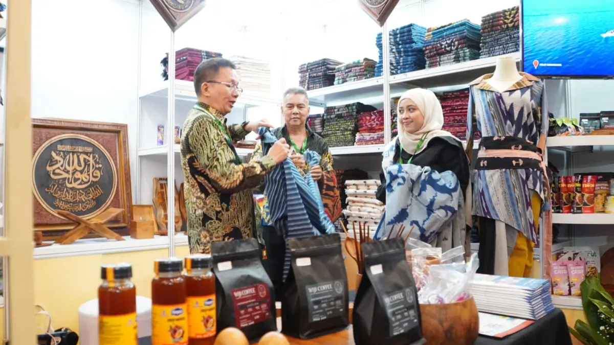 TERPIKAT: Tenun Troso Jepara mencuri perhatian pengunjung Apkasi Otonomi Expo 2026. Motif Bulu Perindu dan Bahari dikenalkan ke pasar lebih luas.