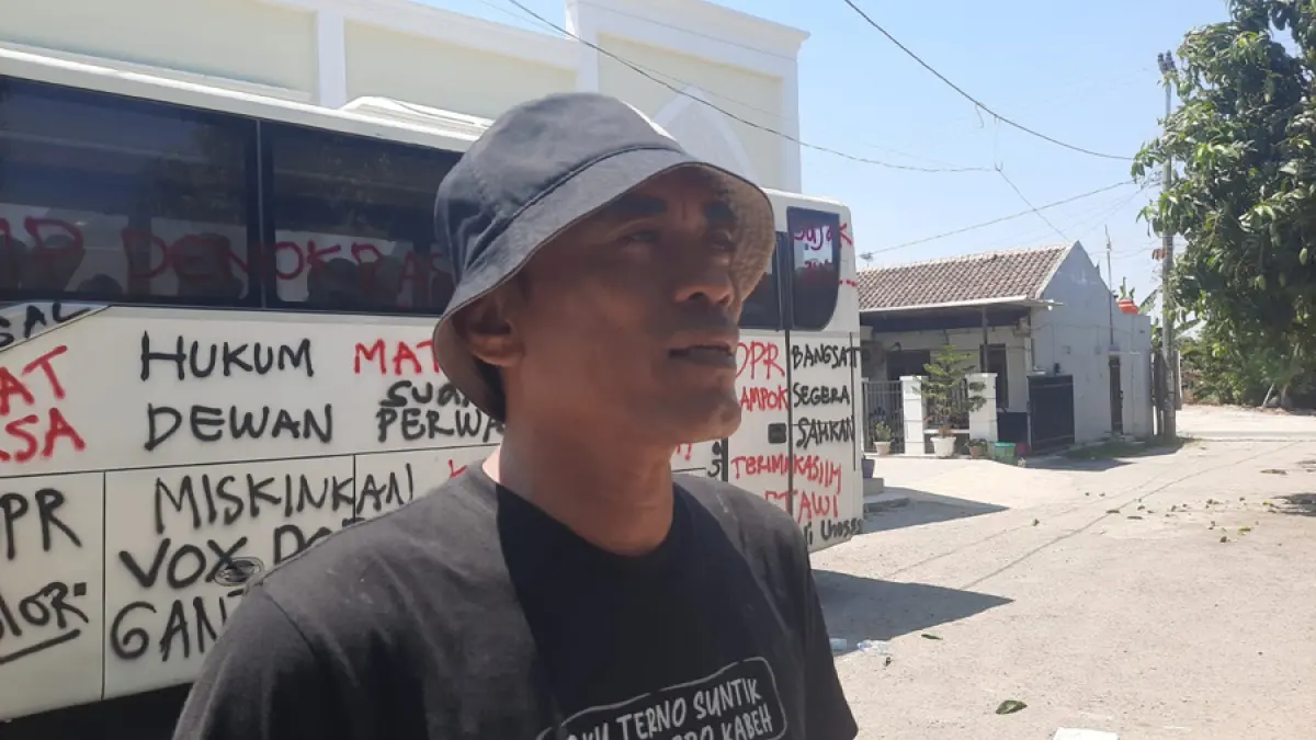 TIBA: Bus yang digunakan Botok ke Jakarta tiba di Kediaman Botok Desa Wangunrejo, Margorejo. (ANDRE FAIDHIL FALAH/RADAR KUDUS)