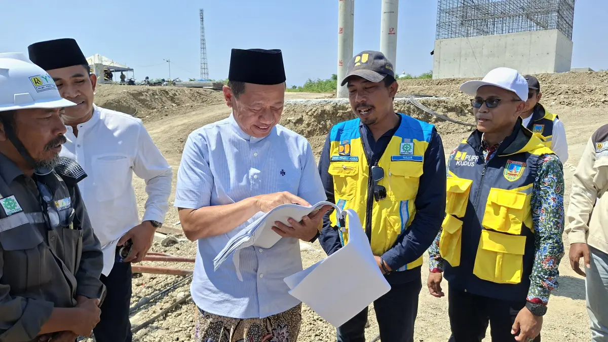 TINJAU: Bupati Kudus Sam’ani Intakoris meninjau progres pembangunan Jembatan Gantung Setrokalangan-Kedungwaru, Jumat (28/8). (ANDIKA TRISNA SAPUTRA/RADAR KUDUS)