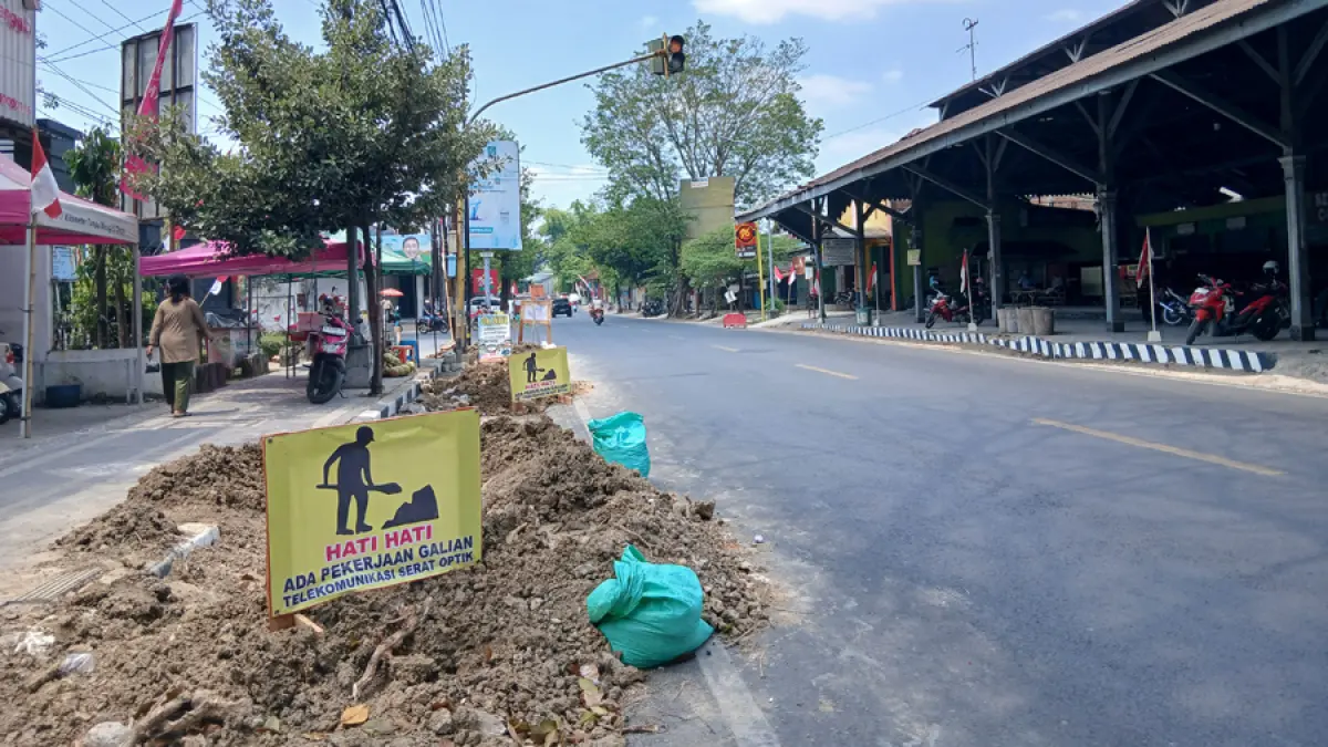 BERBAHAYA: Proyek pengerjaan galian jaringan optik di sepanjang jalur Blora-Jepon membahayakan pengendara. (EKO SANTOSO/RADAR KUDUS)