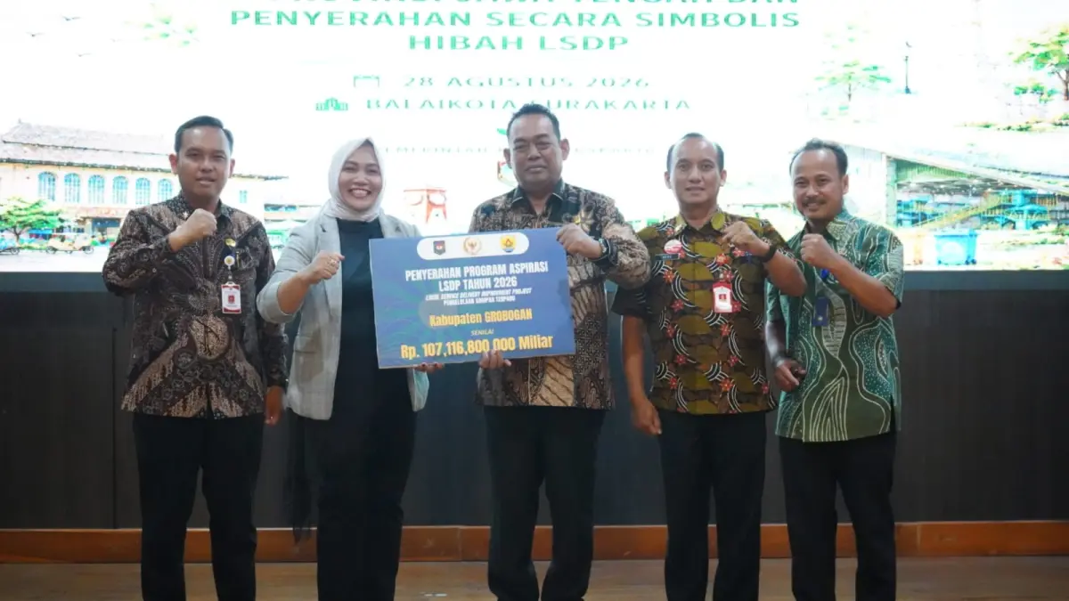 DITERIMA: Penyerahan secara simbolis hibah LSDP diterima Bupati Grobogan Setyo Hadi.
