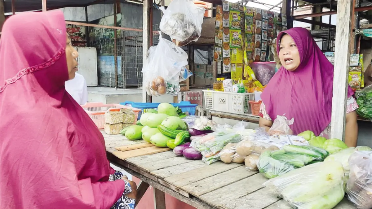 JUALAN: Pedagang Pasar Kliwon menjaga kios dagangannya dan menanti pembeli. (INDAH SUSANTI/RADAR KUDUS)