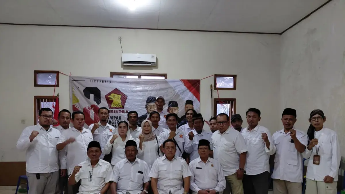 KAWAL PENUH  – Pengurus DPC Gerindra Grobogan saat apel siaga untuk kawal pemerintahan Prabowo di kantor DPC Gerindra setempat. 