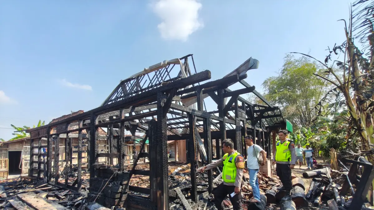 OLAH TKP – Anggota Polsek Pulokulon lakukan olah TKP rumah terbakar di Desa Jatiharjo, Kecamatan Pulokulon,Sabtu (29/8)