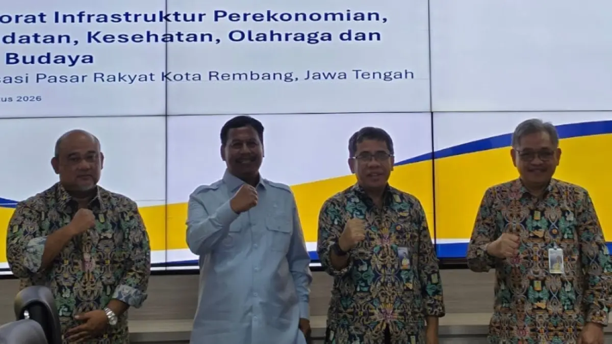 PEMKAB REMBANG UNTUK RADAR KUDUS
KOMITMEN: Bupati Rembang Harno mengawal usulan pembangunan pasar tradisional Rembang, kemarin.
