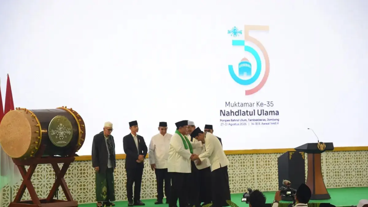 Presiden RI Prabowo Subianto bersama Wakil Presiden Gibran Rakabuming Raka menghadiri sekaligus membuka Muktamar ke-35 Nahdlatul Ulama (NU) di Pondok Pesantren Bahrul Ulum Tambakberas, Jombang, Kamis (27/8).
