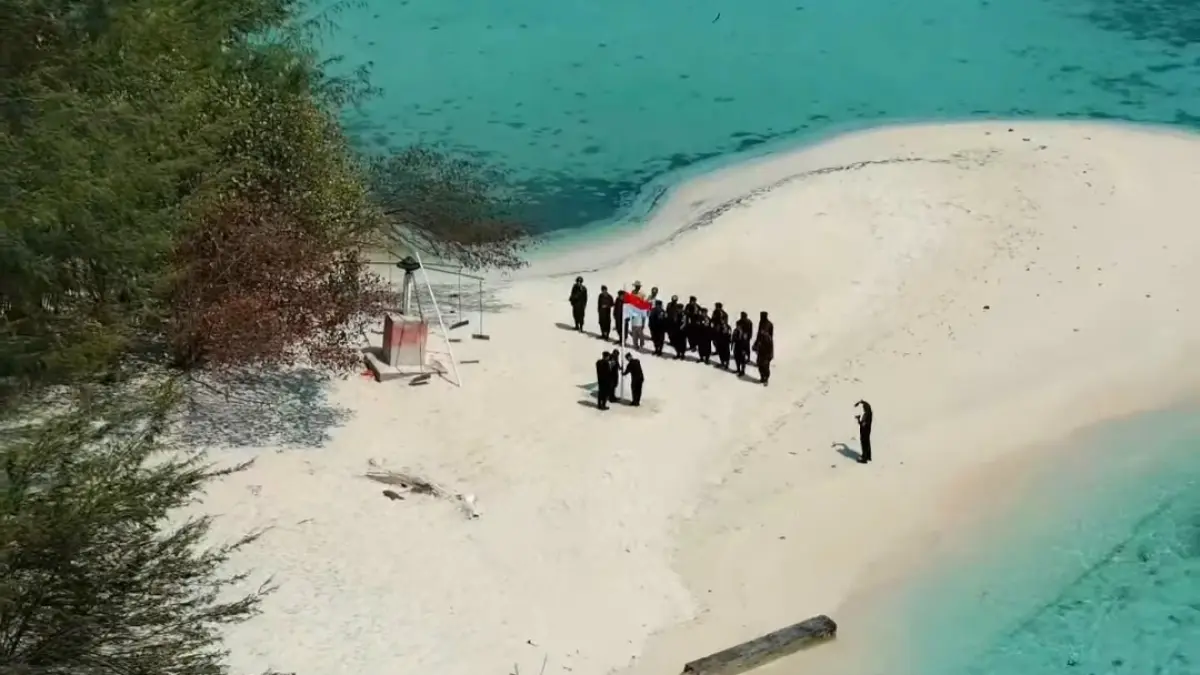 APEL: Tim pengawas dan Polsus melakukan upacara dan koordinasi saat mengecek kondisi Pulau Menjangan Kecil.&nbsp;(AKUN RESMI INSTAGRAM DIT. PSDK)