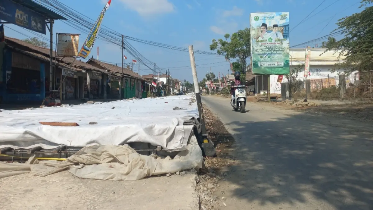 BERTAHAP: Proses pengecoran Jalan Provinsi Jawa Tengah Jepara-Kelet ruas Sekuro dilakukan secara bergantian. (FIKRI THOHARUDIN/RADAR KUDUS)