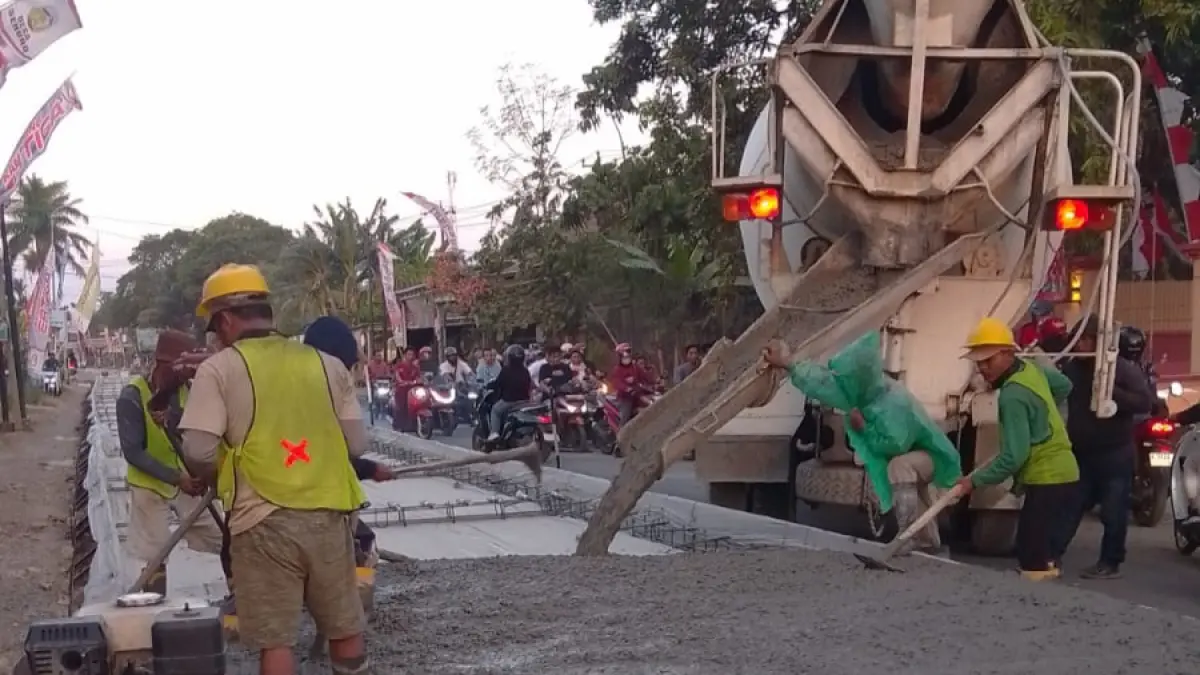 KEBUT: Prosesi pengecoran jalan provinsi ruas Sekuro. 