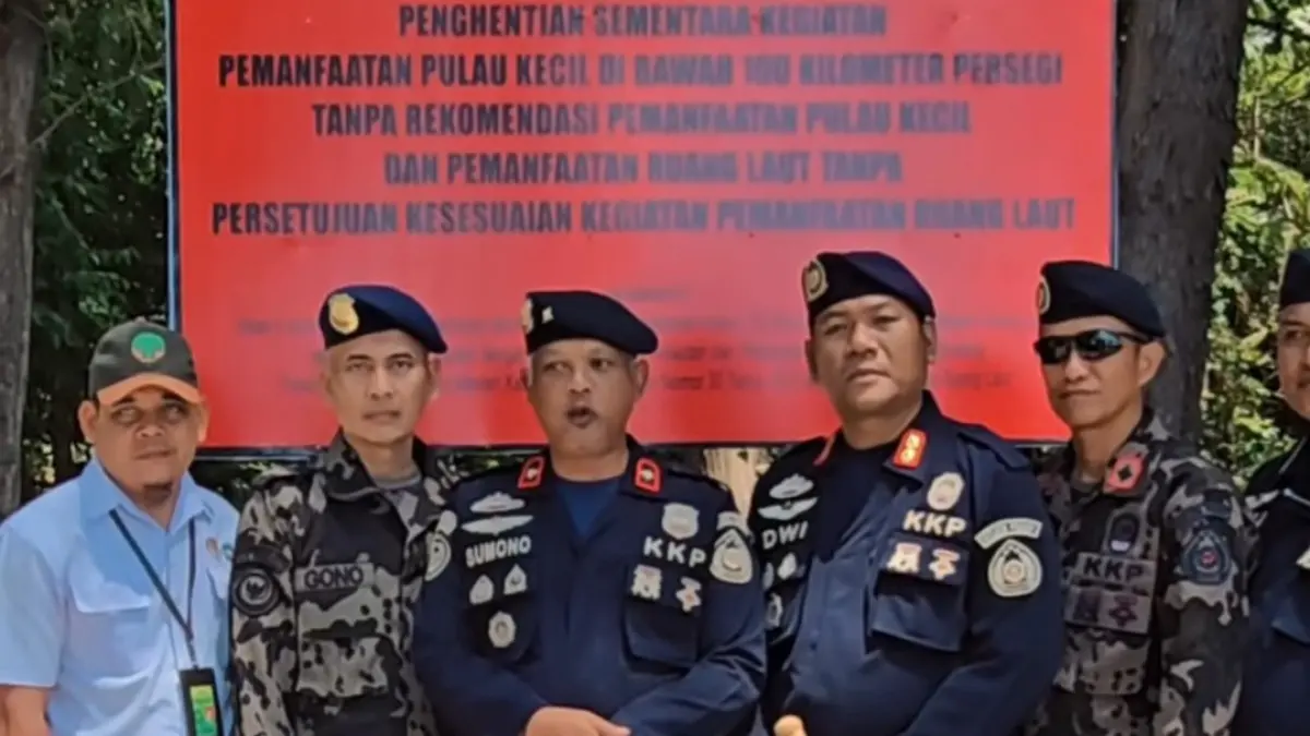 TURUN TANGAN: Direktur Pengawasan Sumber Daya Kelautan Sumono Darwinto beserta Kepolisian Khusus Pengelolaan Wilayah Pesisir dan Pulau-Pulau Kecil (Polsus PWP3K) dan Pengawas Perikanan Stasiun PSDKP Cilacap meninjau langsung ke Pulau Menjangan Kecil.