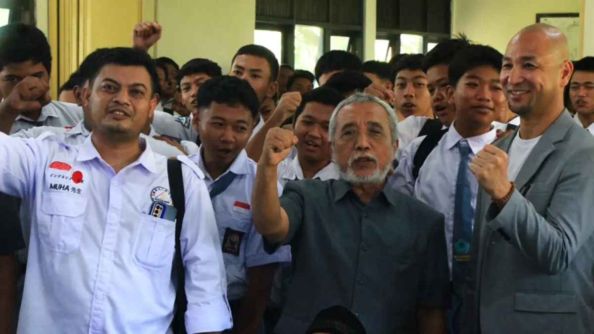 JALIN SINERGI: Yayasan bersama guru SMK Al-Mubaarok Rembang foto bersama Direktur Penyalur Tenaga Kerja dari Jepang, Furumi Yasuke (kenakan jas) bersama LPK. Sekolah ini fokus mengembangkan kemitraan, sehingga siswa lulus mampu bersaing di dunia kerja. (WISNU AJI/RADAR KUDUS)