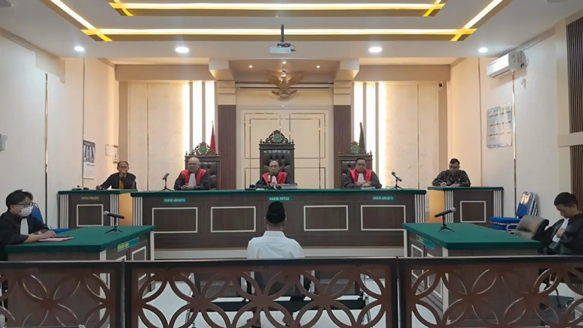 DISIDANG: Ashari menjalani sidang di Pengadilan Negeri Pati, belum lama ini. (ANDRE FAIDHIL FALAH/RADAR KUDUS)