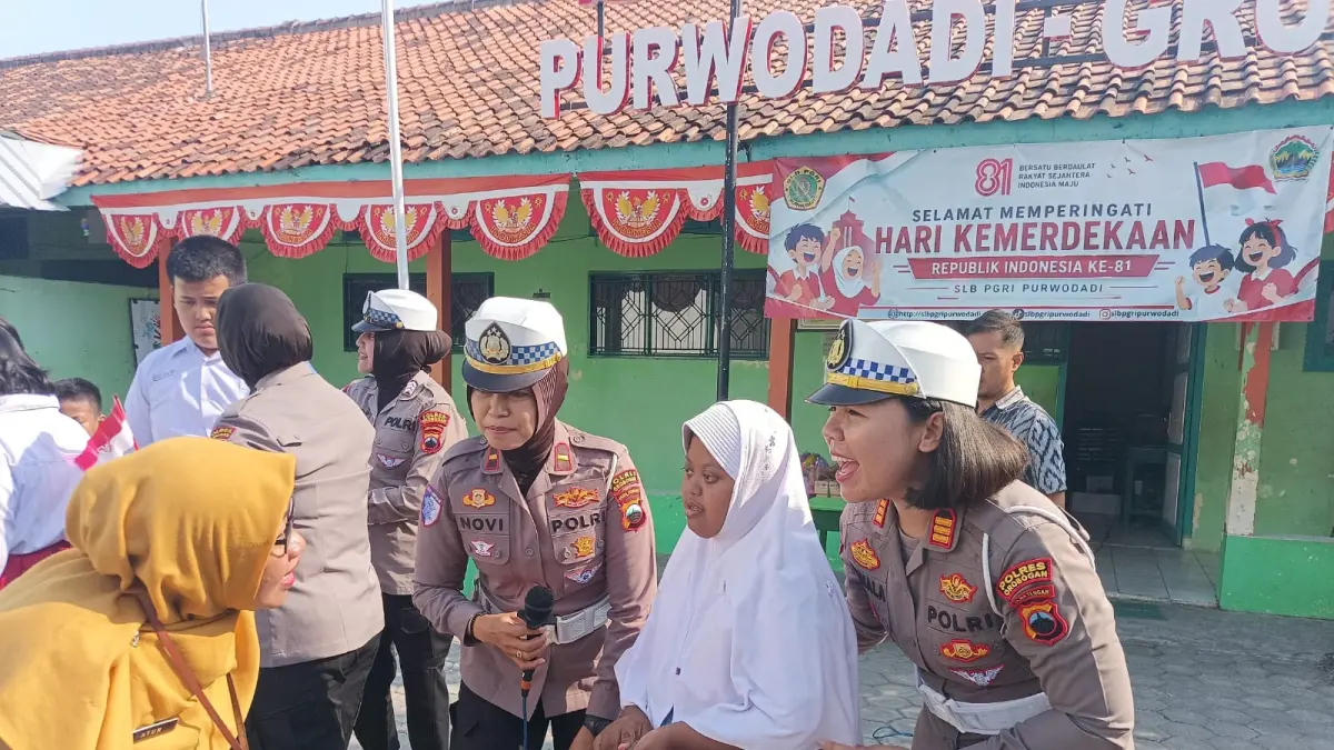EDUKASI: Kasat Lantas Polres Grobogan AKP Kumala Enggar Anjarani saat memberikan edukasi ke siswa SLB.