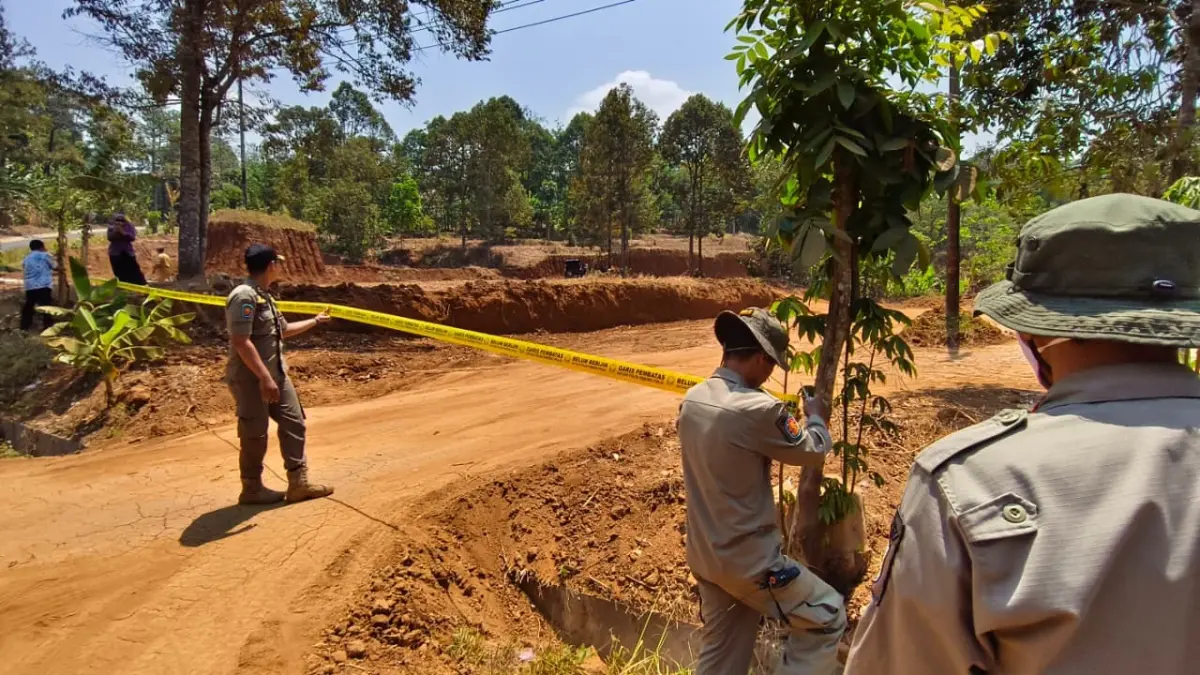 GARIS: Bukaan tambang di Raguklampitan Jepara meluas menjadi 3.500 meter persegi. Tim terpadu menutup lokasi karena aktivitas belum berizin.