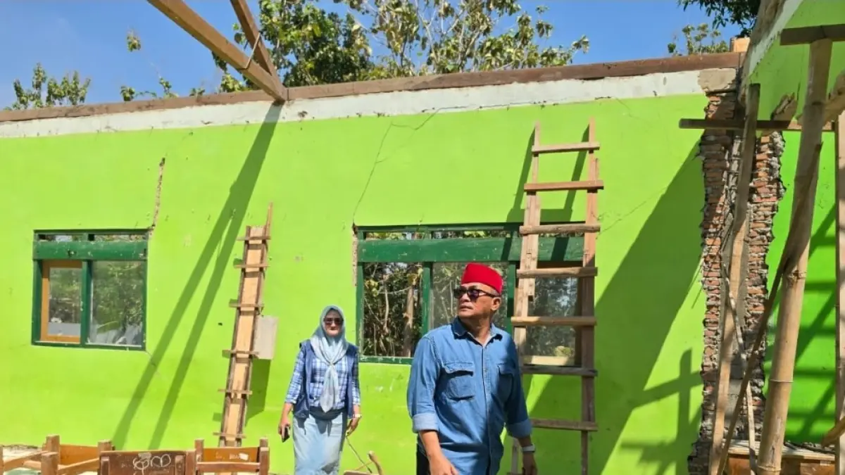 CEK REVITALISASI: Proyek revitalisasi gedung SD di wilayah Kecamatan Lasem kena inspeksi mendadak komisi IV DPRD Rembang kemarin. (KOMISI IV DPRD REMBANG UNTUK RADAR KUDUS)