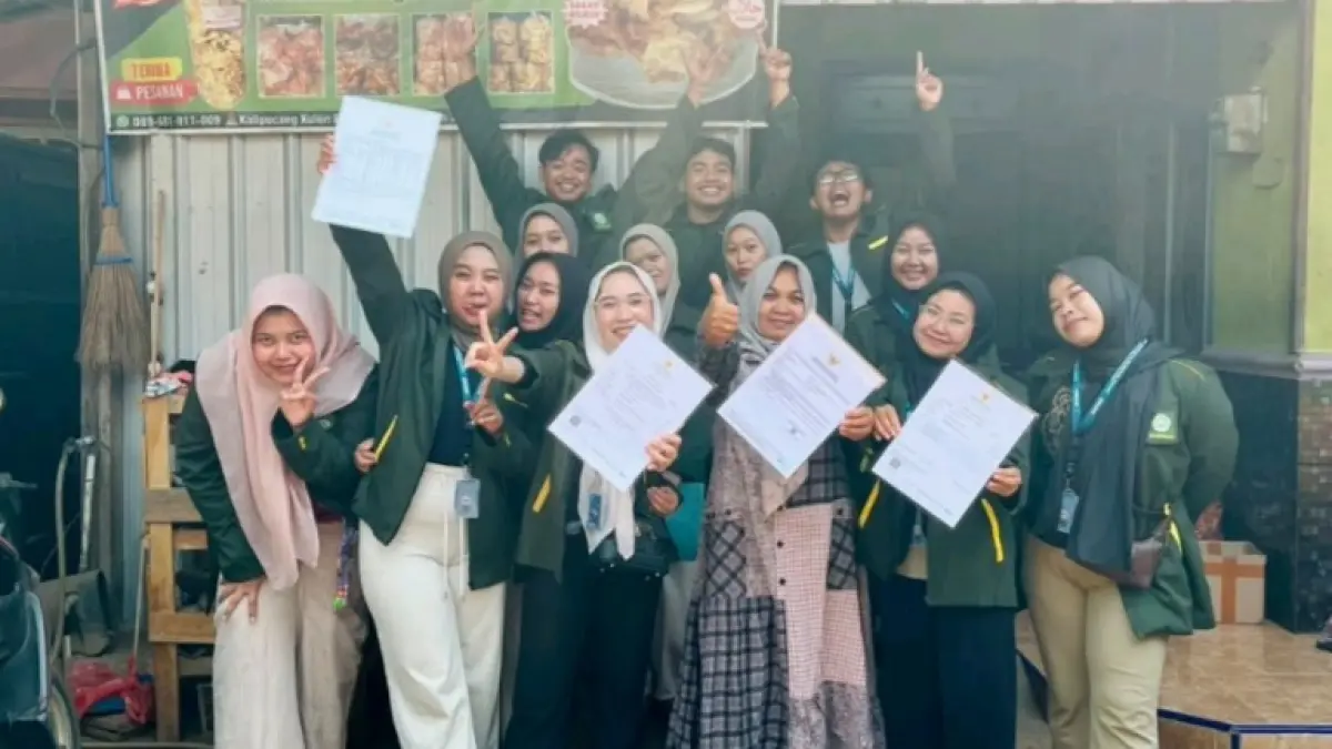 KOMPAK: Mahasiswa KKN UNISNU Jepara dampingi UMKM Kerupuk Bawang RARA di Kalipucang Kulon melalui sertifikasi halal, inovasi rasa, dan kemasan.