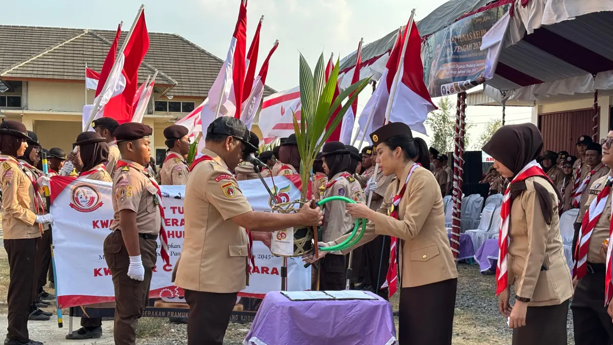 LANJUTKAN: Estafet Tunas Kelapa Jepara resmi diserahkan kepada Kwarcab Kudus setelah melintasi 15 kecamatan dalam rangkaian ETK 2026.