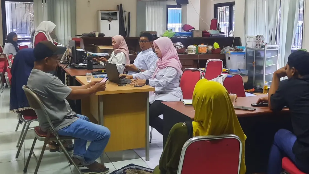 LAPOR DINSOS: warga mendatangi kantor Dinsos P3AP2KB Kudus melakukan pembaharuan desil. (INDAH SUSANTI/RADAR KUDUS)