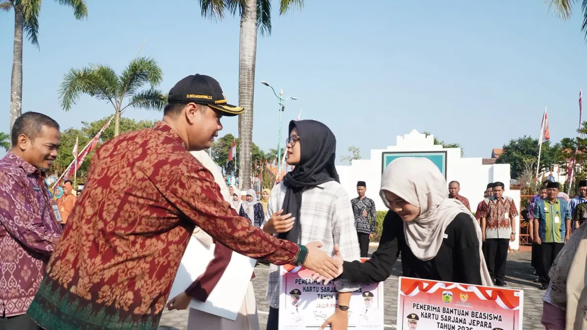 MASA DEPAN: Sebanyak 830 mahasiswa menerima Kartu Sarjana Jepara 2026. Bantuan Rp1,5 juta per semester diberikan melalui jalur prestasi, prasejahtera, dan tahfidz.