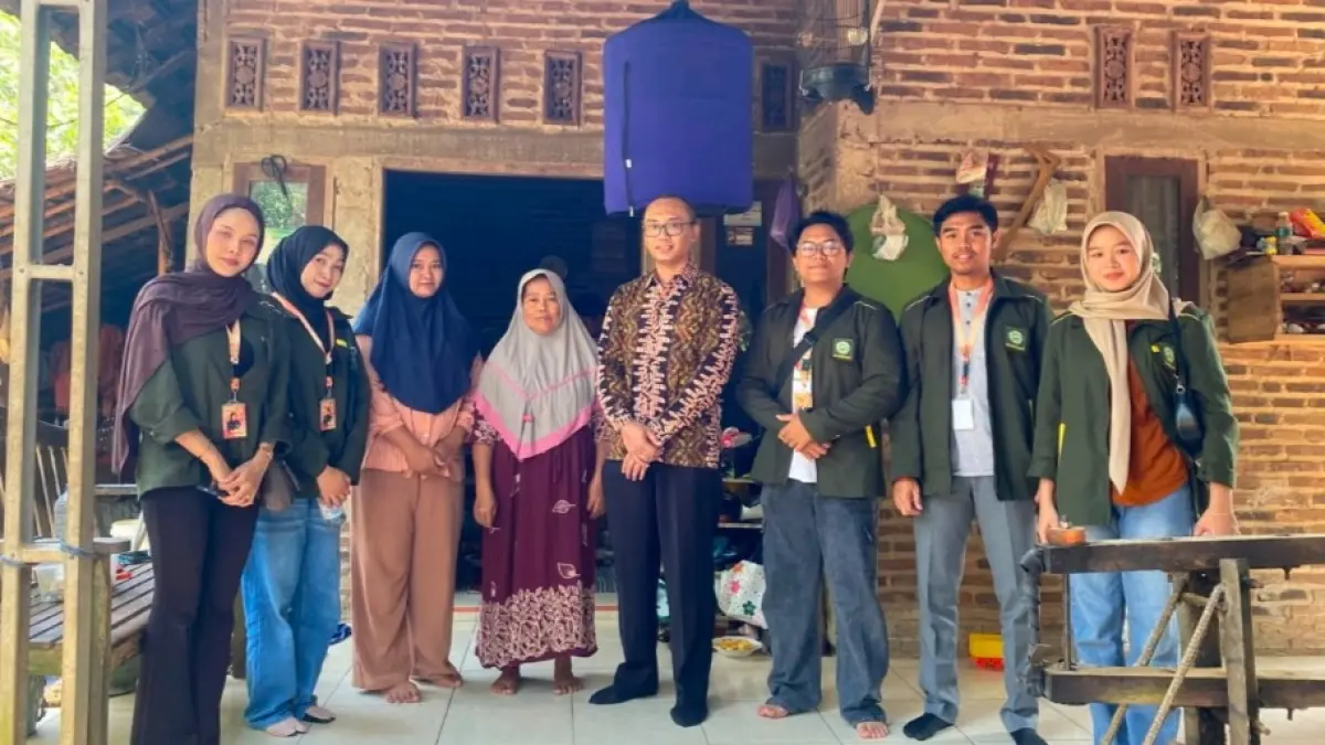 MITRA: KKN XXI UNISNU Jepara mendampingi UMKM Keripik eNyak di Desa Kawak dalam pengurusan NIB, sertifikasi halal, dan penguatan branding produk.