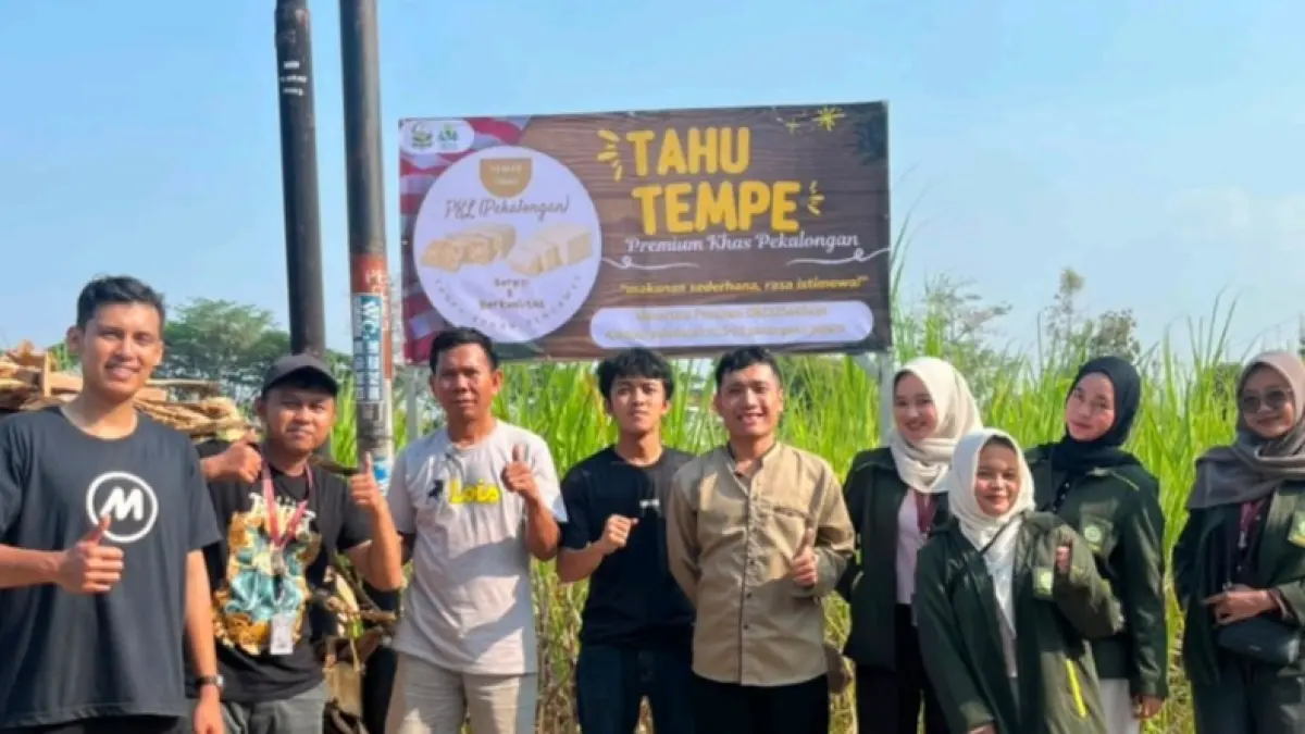 PENDAMPINGAN: Mahasiswa KKN UNISNU Jepara mendampingi UMKM tahu tempe Pulodarat melalui pemasangan plang dan penguatan branding untuk memperluas pemasaran.