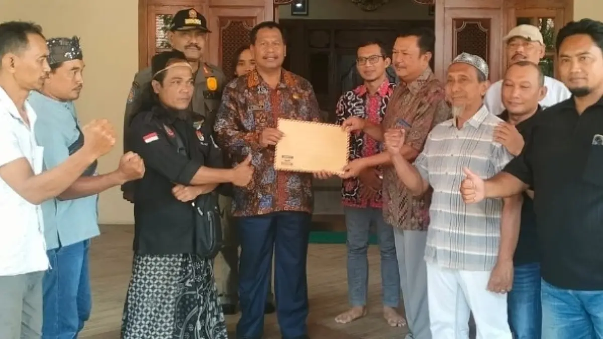 MENGADU: Warga desa Sale menyerahkan surat kepada Bupati berisi permohonan agar pabrik Alkuba ditutup diserahkan di rumah dinas bupati, kemarin. (WISNU AJI/RADAR KUDUS)