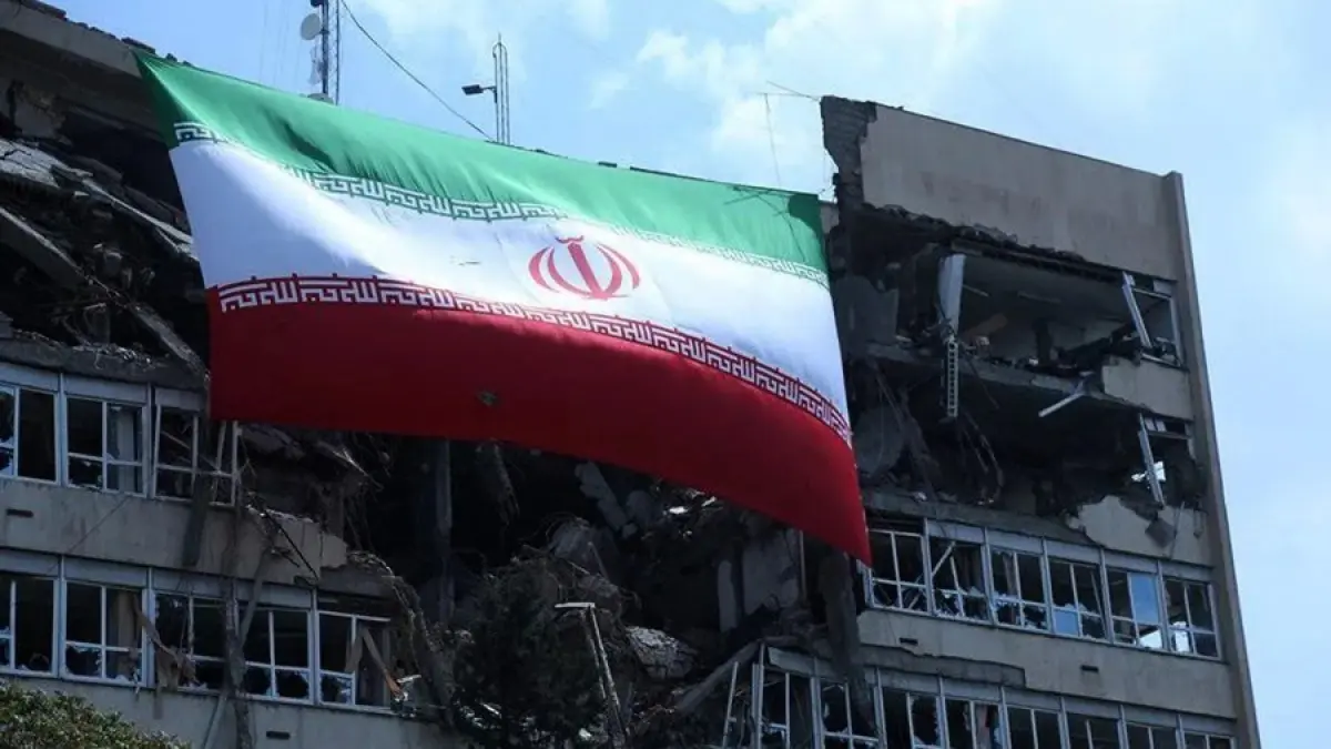 Bendera nasional Iran berkibar di sebuah bangunan yang rusak akibat serangan AS-Israel di Teheran, Iran, Senin (20/4/2026). ANTARA/Xinhua/Shadati/am.