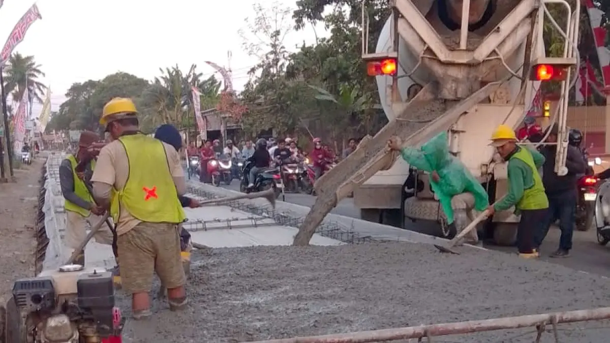 BERTAHAP: Proses pengecoran Jalan Provinsi Jawa Tengah Jepara-Kelet ruas Sekuro dilakukan secara bergantian. (FIKRI THOHARUDIN/RADAR KUDUS)