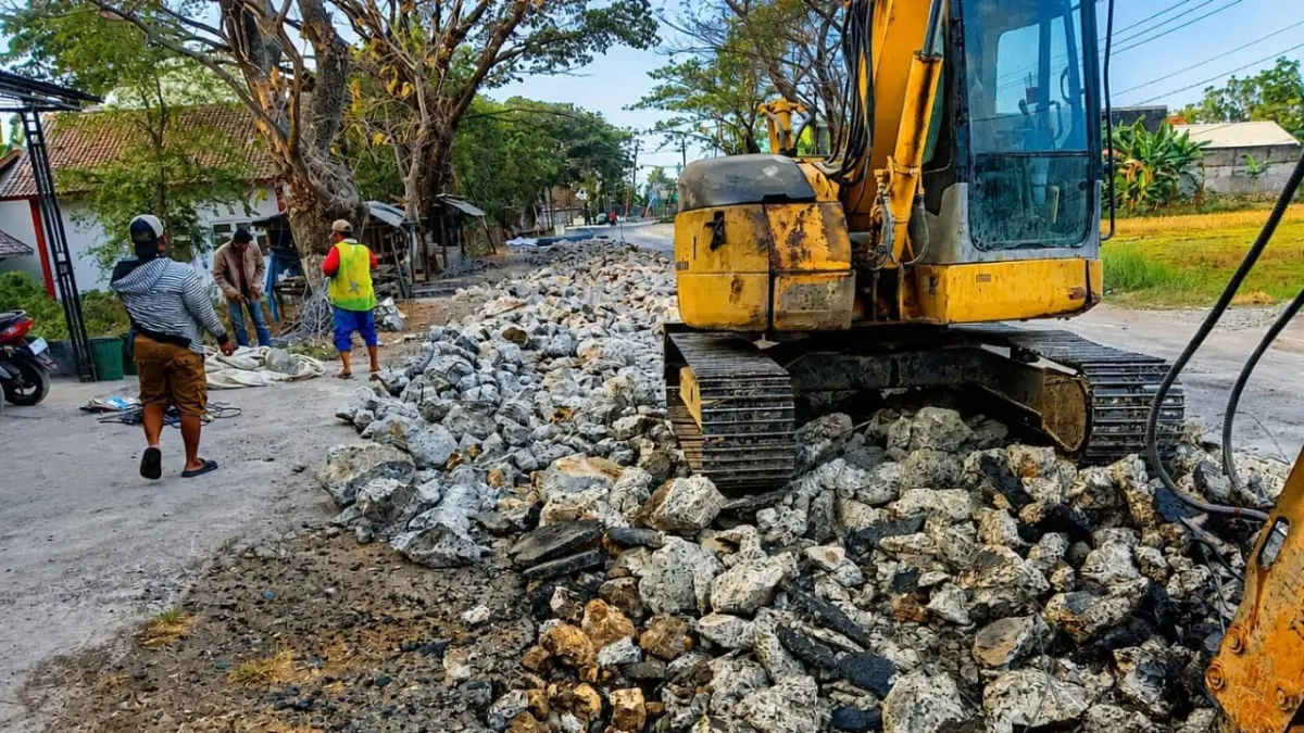 DIBONGKAR: Sejumlah segmen di Jalan Lingkar Utara dibongkar dan dilakukan pengecoran beton rigid.